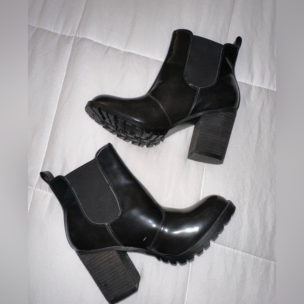 Madden Girl Anarchy Black Patent Leather Heeled Chelsea Boots Retro 90s Style